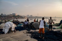 Accra;-Ghana;-Jamestown;-fishing-harbour;-quay;-nets;-fishermen;-coastline;-skyline;-haze;-sunrise;-artisanal-fishing;-fishing-community;-urban-fabric;-Gulf-of-Guinea;-West-Africa;-historic-district;-documentary-photography;-Kaleidos;-Kaleidos-images;-La-parole-à-limage;-Stories-Pictures;-Tarek-Charara